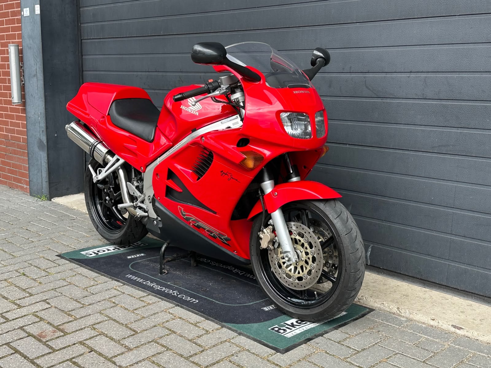 Motorfiets bij de BikeProfs-locatie
